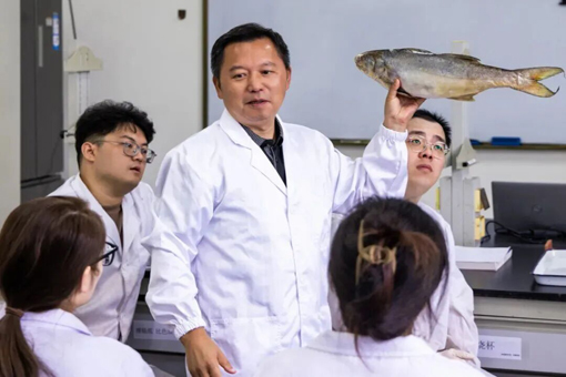 他扎根海島35年，帶領學生追逐藍色夢想