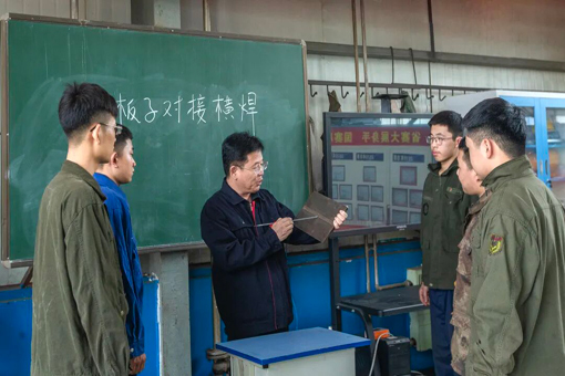 持焊槍授課，他用技術點燃學生們的青春夢想