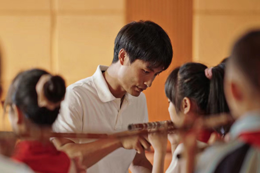 他的奇妙音樂課，點亮孩子們的夢想之光